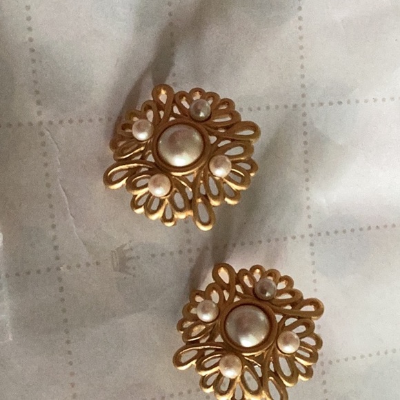 Vintage earrings pearl,gold ,pierced and stunning - Picture 1 of 3